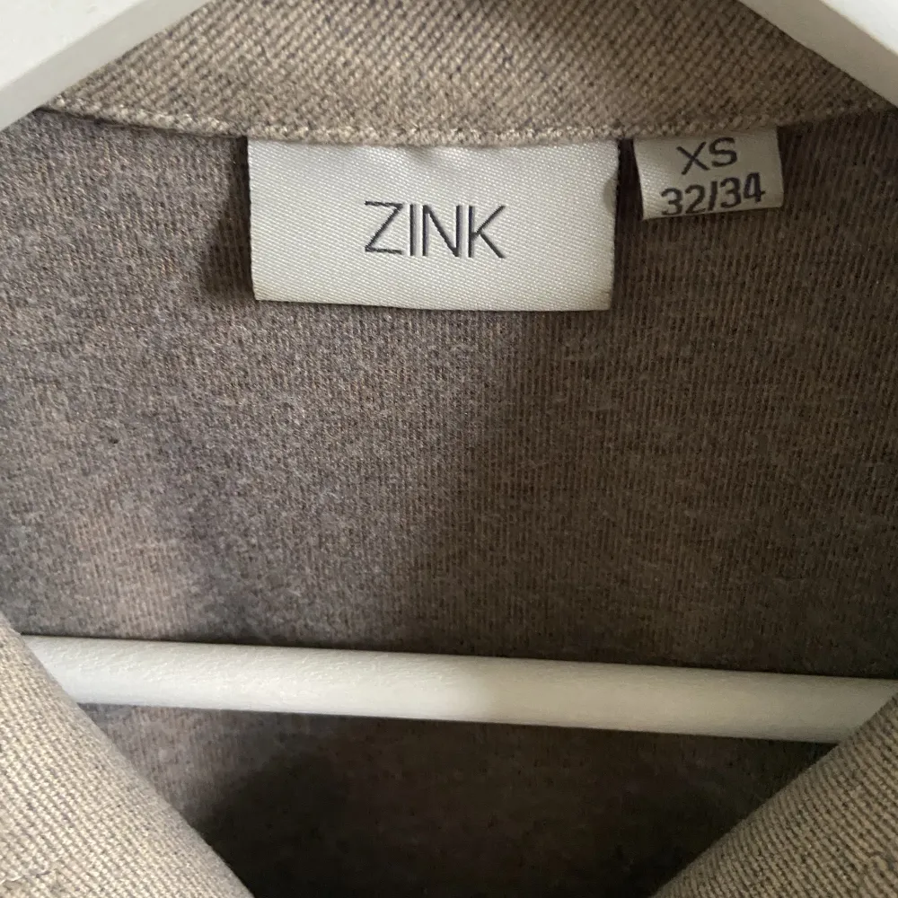 Säljer denna jackan från Zink i strl 32/24 men skulle säga att den sitter bra på en S. Har sprättat biet knapparna på ena sidan så man kan tyvärr inte knäppa den. Använd 1 gång. . Jackor.