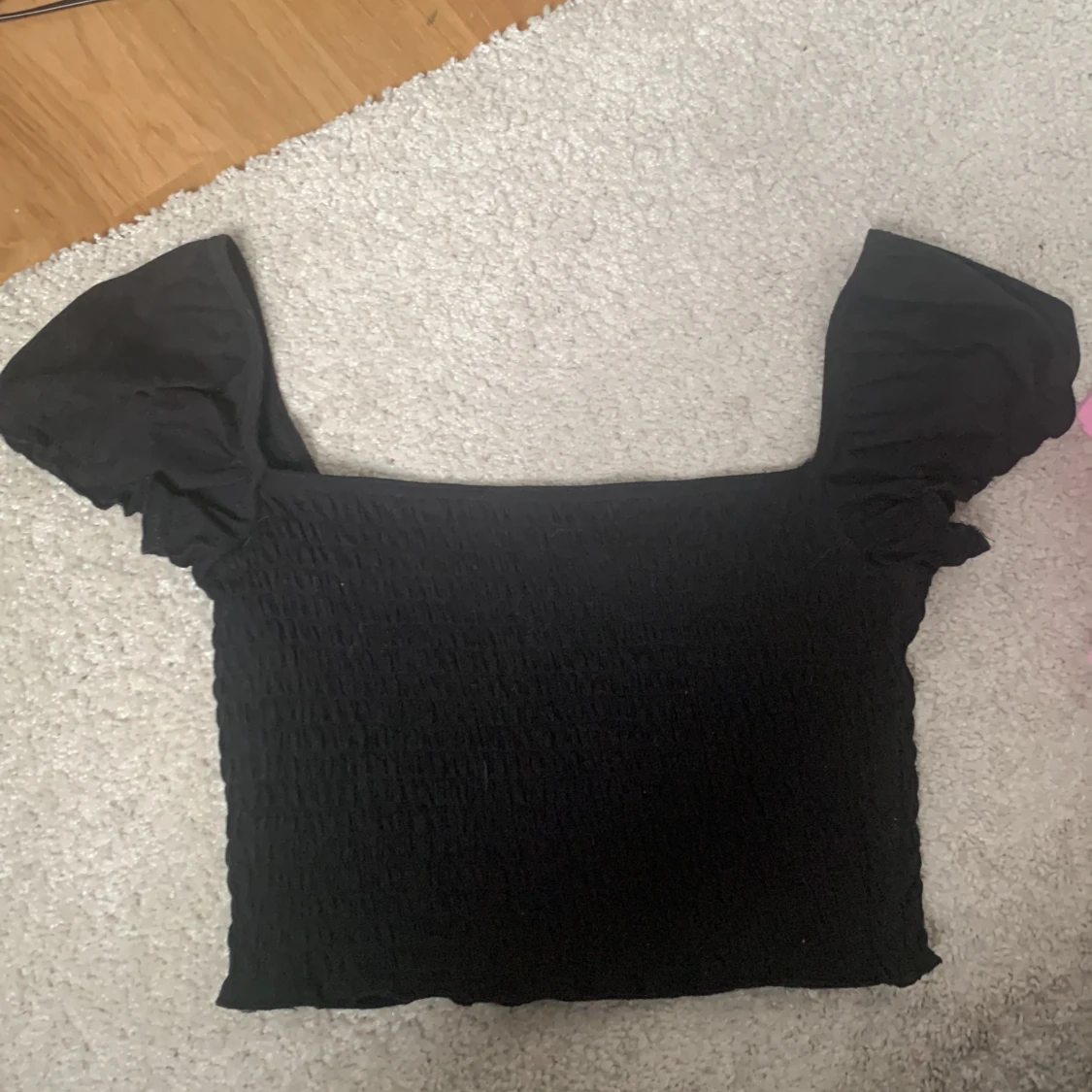 Svart top med puffärmar - 90