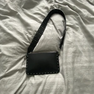 Axelväska - Jättefin axelremsväska från Carin Wester, säljer då jag tyvärr har för mycket väskor