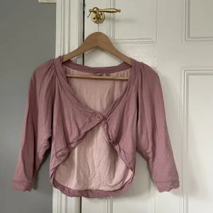 Rosa kofta - Säljer denna rosa vintagekofta som jag har köpt secondhand! Verkligen så söt!! Knappt använd o bra skick💞