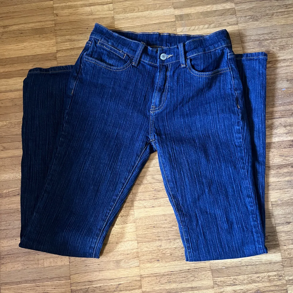 Mörkblå Bootcut/flare jeans från brandy melville, storlek S. Långa på mig som är 169cm  Midjemått: 36cm rakt över, men de är stretchiga! Low/midwaist. Jeans & Byxor.