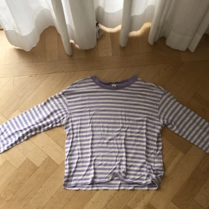 Randiga tröjor - Mjuka och sköna tröjor. Den lila från monki i storlek xs och den gula från hm i storlek s