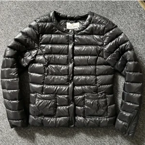 Dunjacka - Sjukt fin dunjacka från holly & whyte, inga defekter och som ny, säljer pga att den är lite för liten på mig❤️skriv för fler bilder. TRYCK GÄRNA PÅ KÖP NU