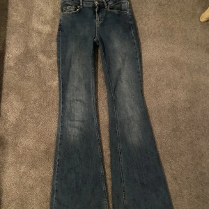 Lågmidjade jeans  - Jag säljer mina Lågmidjade jeans som passar mig bra som är 170cm säljer pga av att jag inte använder dom ofta