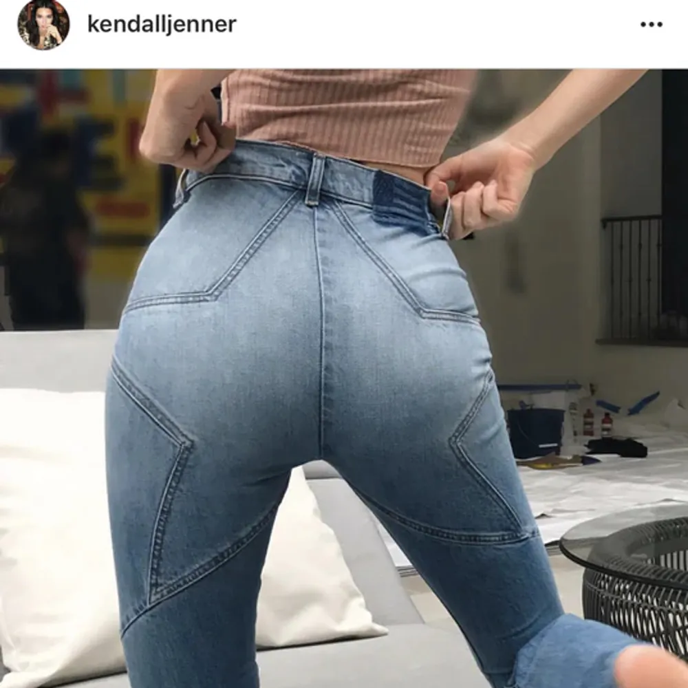 Coola jeans med stjärna på rumpan ⭐️från amerikanska märket Revice, Kendall jenner har likadana ;) strl 25 i midjan och är croppad modell. Passar mig som är 170. Jeans & Byxor.