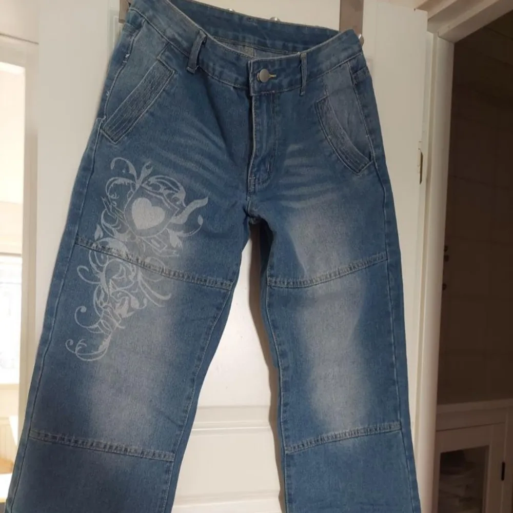 Oanvända jeans med heartpattern, ny pris var ungefär 300  Är lowraise. Jeans & Byxor.