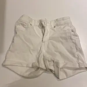 Ett par vita shorts. Vet inte var de är ifrån. Super bra skick. Skriv för fler frågor💓💓
