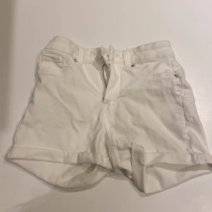 Shorts  - Ett par vita shorts. Vet inte var de är ifrån. Super bra skick. Skriv för fler frågor💓💓