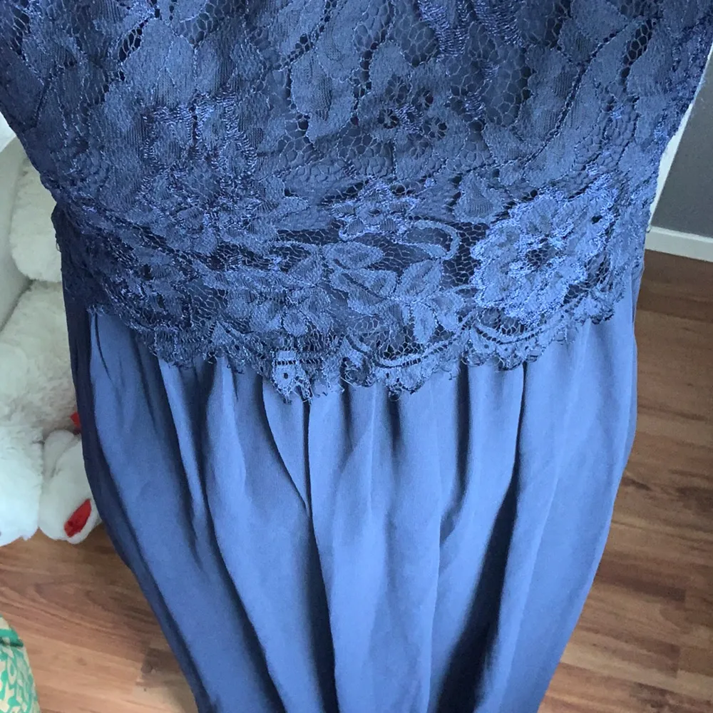 Superfin balklänning som köptes på sellpy för 150 kr ❤️❤️ använde den aldrig då jag hittade en annan. Klänningen har väldigt bra skick och ser i princip ny ut. 🌸🌸. Klänningar.