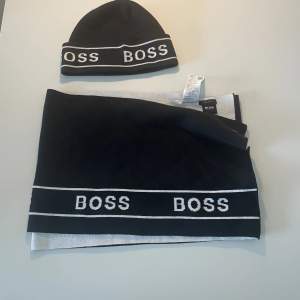 Säljer mitt Hugo Boss set för bra pris. Både mössan och halsduken är i bra skick. Nypris ligger på 1899kr.  Säljs ej separat.  Pris kan diskuteras!