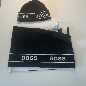 Hugo Boss Mössa & Halsduk - Säljer mitt Hugo Boss set för bra pris. Både mössan och halsduken är i bra skick. Nypris ligger på 1899kr.  Säljs ej separat.  Pris kan diskuteras!