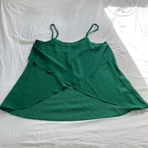 Grön och skön och väldigt fin - En jätte fin blus till sommaren jätte tunn och inte varm alls använts 1-2 gånger  