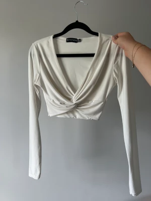 PRETTYLITTLETHING - En supersnygg och festlig topp ifrån PLT i storlek UK8. Använts  1 gång och kommer inte komma till användning mer då det inte längre är min stil! 💕  Passar upp till och med strl EU42, 85D (mina mått) trots att den är EU36 Köptes för 210 kr på hemsidan💕