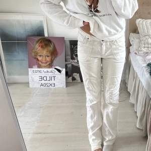 Super snygga vita klassiska jeans! Jag brukar ha storlek 36/38 och är 170 cm lång!🤍