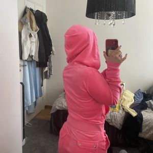 Juciy sett - Säljer mitt neon rosa juciy sett boxarna och tröjan är i storlek S och är stort på mig, byxorna är långa på mig och jag är 156 cm