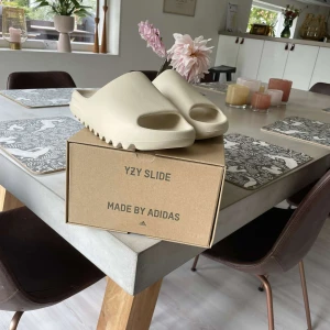 Yeezy Slide Bone - Skönaste tofflorna du kan hitta. Original låda medkommer såklart! ✅ Kom privat för fler bilder och äkthetsbevis :). Pris: 1150, nypris på Stockx: 2200 och nypris på SolePlus: 2500.