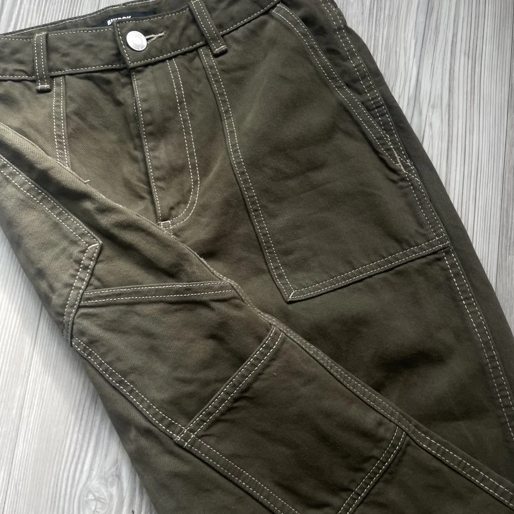 Jätte fina högmidjade cargo jeans från bikbok med ficka på sidan. . Jeans & Byxor.