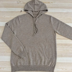 Kashmir hoodies - Vi är ett nytt företag baserat i Skåne som kommer att börja sälja Kashmir hoodies i 100% Kashmir. I vårt första dropp, C01 kommer vi att lansera dessa Kashmir hoodies. Priset kommer att ligga på 800kr/ hoodie. Skriv om ni är intresserad! 