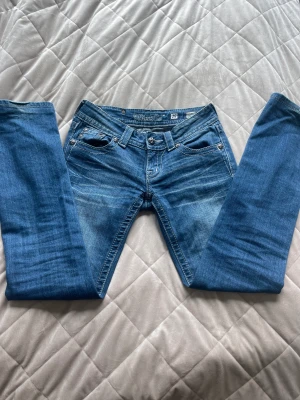 Miss me jeans  - Fina lågmidjade miss me jeans som är köpta på plick men var tyvärr för korta i benen för mig. Tagen bild från första säljaren. Byxlängd ca 98