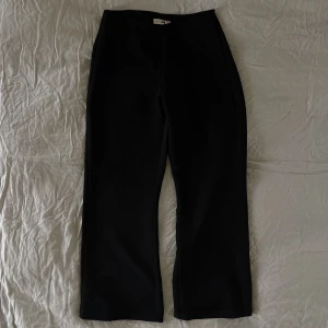 Kostymbyxor - Sitter som en smäck och har en super fin detalj att dragkedjan är på sidan så både bak och fram ser ✨ ut. Tyvärr för korta för mig…