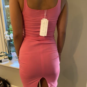 rosa klänning - Snygg rosa klänning som aldrig är använd med prislappen kvar!!💕