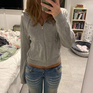 Jättefin grå, stickad zip-up hoodie från H&M🤩🤩 I mycket bra skick men synd ändå att den har använts!💕 Pris kan diskuteras🌟