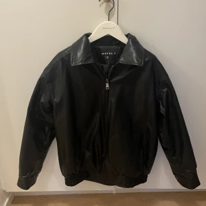 Skinnjacka  - Skinnjacka från Motel rocks, köpt för 1200kr i storlek xs. Har tyvärr aldrig kommit till användning så den är i nyskick🪩💓🕺🏼👸🏼