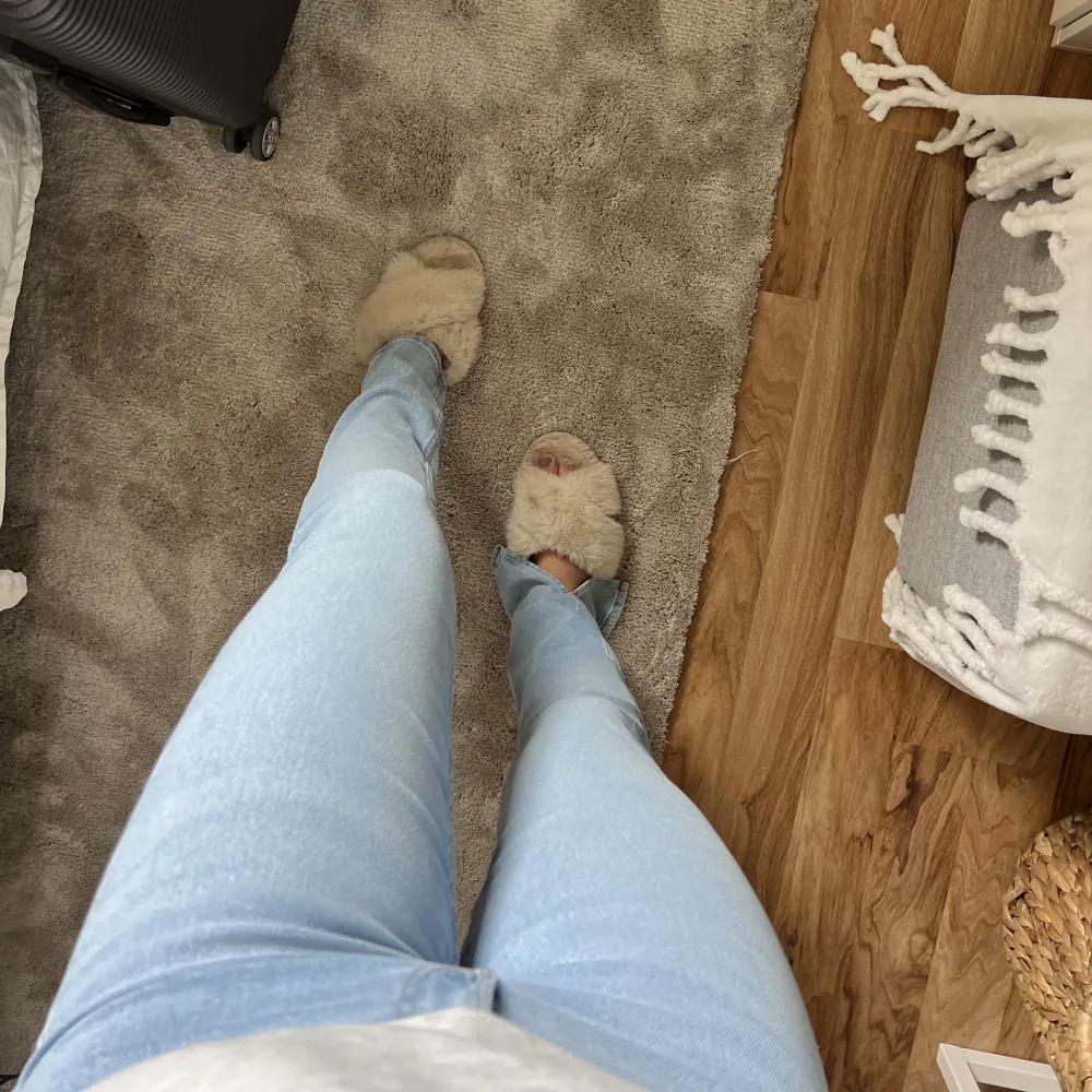 Oanvända blåa jeans med slits på utsidan. Sköna och stretchiga i materialet men kommer tyvär inte till användning hos mig!🌸🫶🏼. Jeans & Byxor.