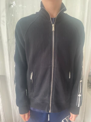 DSQUARED2 tröja - Denna superfina tjocktröja med rand på armen från DSQUARED2 i nyskick nu till salu då den inte används. Köparen står för frakten och skriv privat vid frågor och funderingar. Skriv för äkthetsbevis! Nypris runt 2000kr🥰