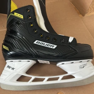 Skridskor Bauer n5 20 - Aldrig använda, nästan i ny skick bara små skrapor och förpackning med plastinpackning finns