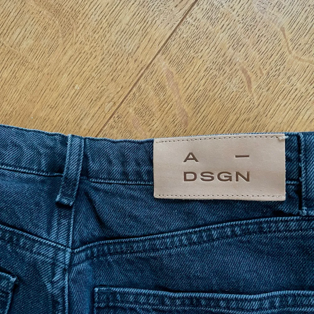 Säljer dessa A-Dsgn (Alice Stenlöf) högmidjade grå jeans, size M, långa i benen. Finns inte att köpa längre. Använda 1 gång, skriv för fler bilder❤️‍🔥 (jag är 175cm lång). Jeans & Byxor.