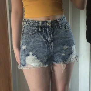 Jeansshorts  - Ett par jeansshorts från shein. Knappt använda (2-3gånger) då jag inte tycker att de sitter så bra på mig. Det står att de är XS men känns mer som S. På bilderna ser de mer gråa ut men är mer blåa i verkligheten. 