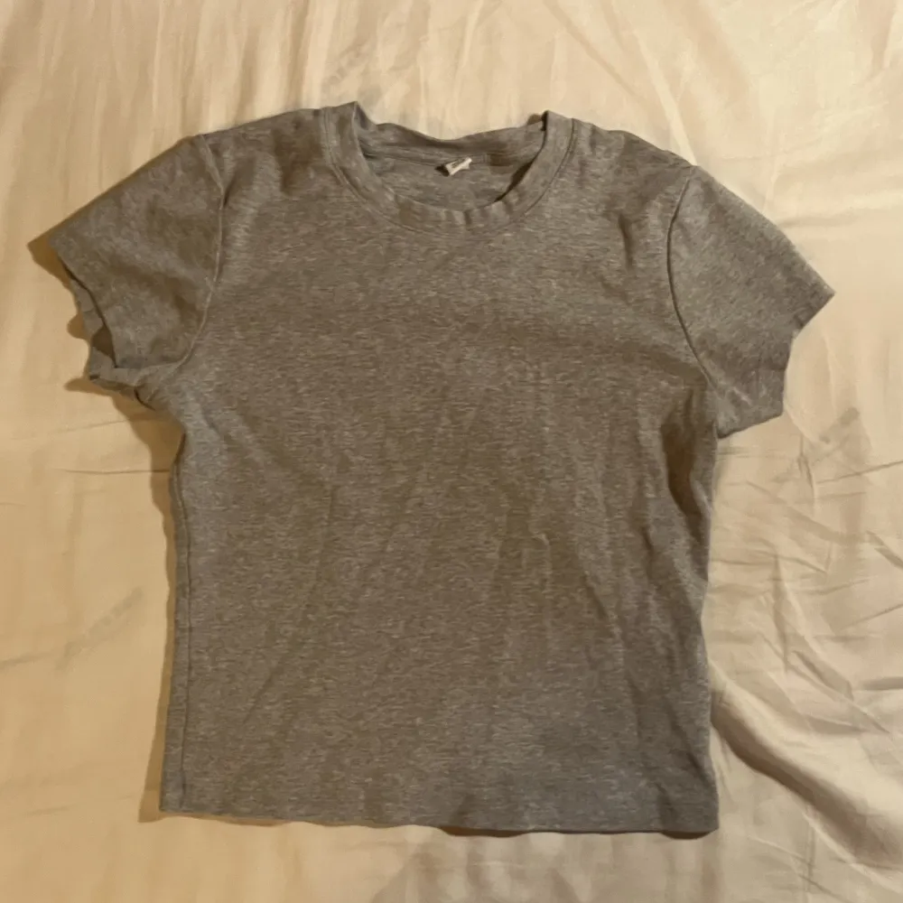 En grå tröja från uniqlo. Använd två gånger så den är fortfarande nyskick. Köpt i japan och därför lite liten i storleken, sitter ungefär som s. Den är dock stretchig. Väldigt bra kvalitet.. T-shirts.