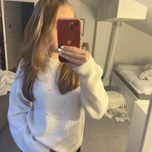 Vit stickad tröja  - Säljer min super fina stickade tröja med pärlor på eftersom den är lite förstor för mig.💕den är använd en gång.💕 kontakta mig vid fler bilder .