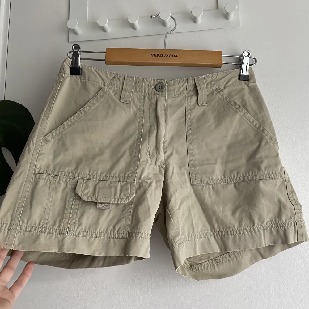Oerhört snygga cargo shorts ifrån Boomerang Stockholm. De passar någon med st xs/liten s. Hål vid dragkedjan (se bild 3). Köpta dyrt💸 Köparen står för frakten🤍 använd gärna ” köp nu ”. Shorts.