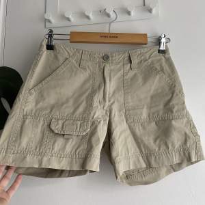 Oerhört snygga cargo shorts ifrån Boomerang Stockholm. De passar någon med st xs/liten s. Hål vid dragkedjan (se bild 3). Köpta dyrt💸 Köparen står för frakten🤍 använd gärna ” köp nu ”