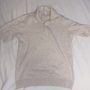 Stickad bläck piké  - Stickad beige bläck piké strlk S, använd 2-3 gånger så den är i mycket bra skick (skick 9/10) pris kan diskuteras