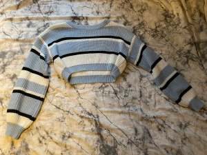 Stickad tröja  - En nästan oanvänd tröja jag köpt från shein som jag vill sälja då den inte kommit till användning så mycket.