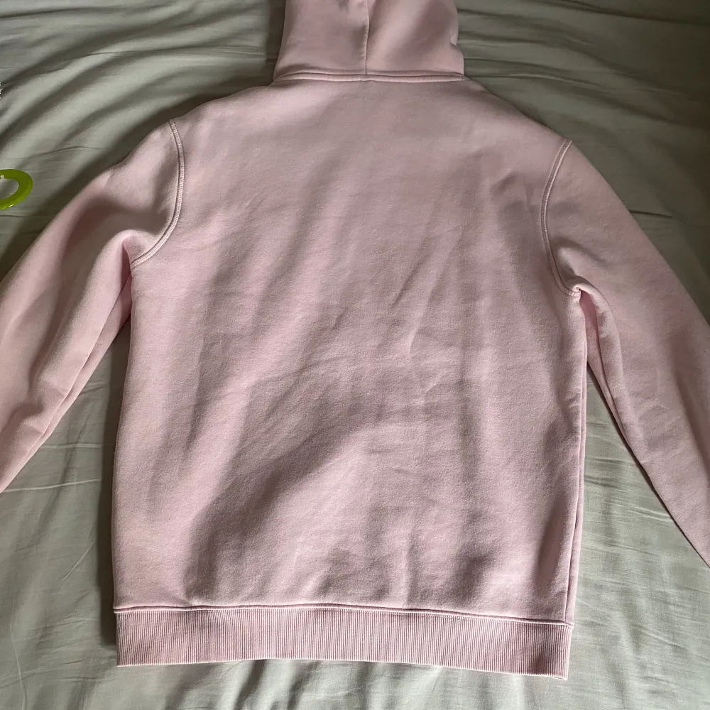 Säljer denna rosa hoodie då jag växt ur den. Plagget är i mycket fint skick och erbjuder den nu till ett grymt pris!. Hoodies.
