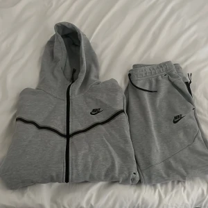 Nike tech fleece - Grå Nike tech fleece Strl M varsamt använd!  Inga flaws 