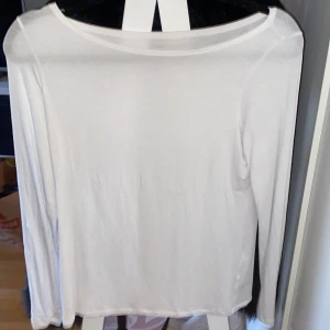 Vit långärmad tröja - Vit tröja från intimissimi, de går o se igenom men inte såå så mycket, skönt material och inga fläckar.