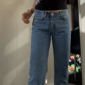 Low waist Jeans (nya) - Lågmidjade jeans från bikbok i modellen ”Low straigh”. Storlek: W26 L32. Använda en gång. Nypris: 699kr