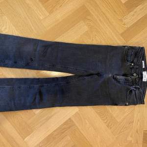 Stretchiga 3/4 långa jeans, lite utsvängda nertill 