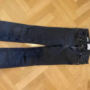 Stretchiga 3/4 långa jeans, lite utsvängda nertill 