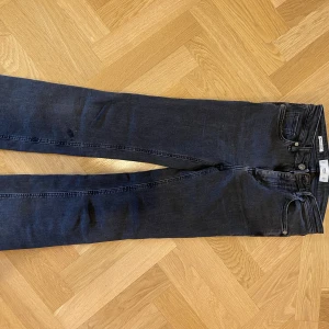 Mango cropped jeans  - Stretchiga 3/4 långa jeans, lite utsvängda nertill 