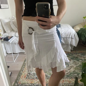 kjol - kan användas som både kjol och topp  midja 40 cm (x2) längd 44-53 cm 