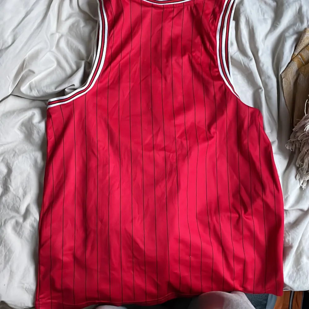 Röd å svart randigt basket linne. Chicago 23. Loose fit storlek M. T-shirts.