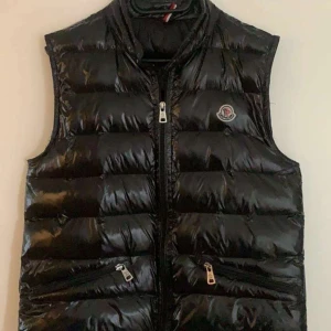 Moncler väst  - Äkta! Moncler väst för dig som vill ha nåt till hösten! 