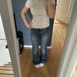 As snygga jeans!!  - Säljer mina snygga crocker jeans. De är mid waist men kan sitta low waist, beror på hur man vill ha dem! Jag är 155 och de är ganska långa på mig. Om ni har frågor är det bara att skriva! Köparen står för frakten! De passar mig i midjan som har 25/26/27.
