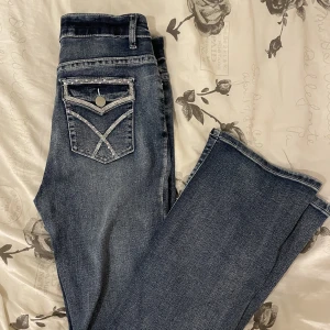 mörkblå jeans med tryck på fickor - säljer mina fina byxor från shein med jätte snyggg tryck där bak då de inte kommer till användning 🩷